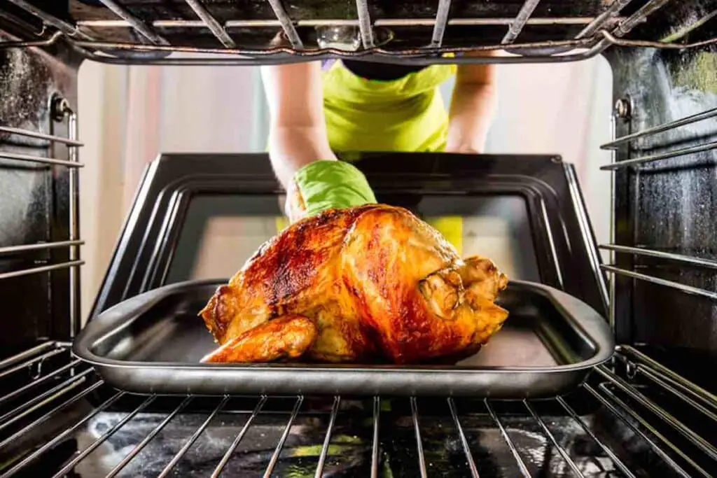 Cooking chicken in the oven at home.